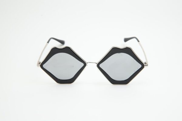 Black / silver lips
