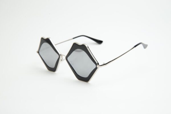 Black / silver lips - Image 2
